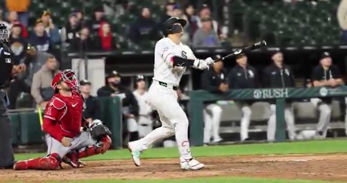 村上宗隆が第12号ホームラン💥 チームも8-7で勝利！深夜12時30に試合終了 【シーズン成績】 打率.243 本塁打12本(メジャー1位) 打点23(リーグ3位) OPS.965(リーグ5位) 四球22(リーグ3位) 三振41(リーグ1位) 出塁率.373(リーグ15位) 長打率.592(リーグ4位) 🎥MLB