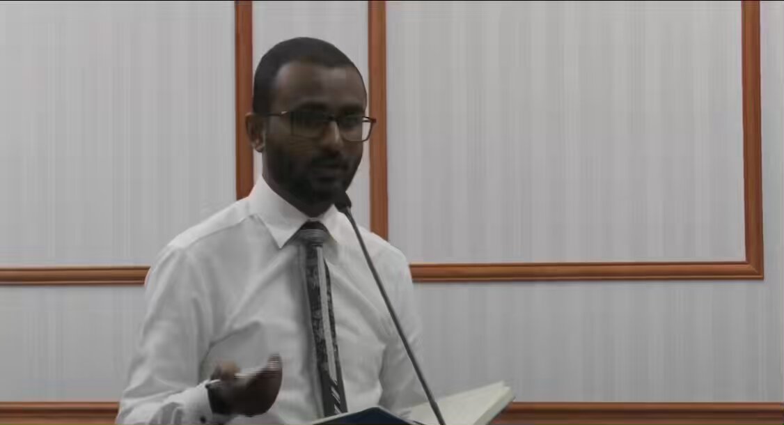 Raajje TV journalist Shaihan Zareer 🎈❓ asks Environment Minister Ali Shareef about his tweets and this is how the chicken responded👇
