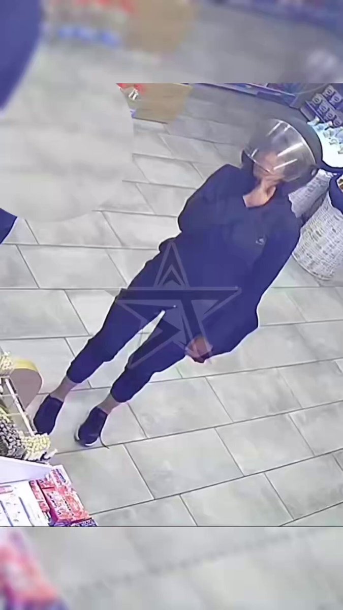 Tokat'ta “kaza geçirdik” ihbarı ile ambulansla hastaneye kaldırılan ancak katIIediIerek öIdürüIdüğü ortaya çıkan Hatice Yalman'ın olaydan 2 saat önce bir markete girerek kasiyere uluslararası yardım işareti yaptığı ancak market çalışanının bunu anlamadığı ortaya çıktı. Market çalışanı bu yardım işaretini anlasaydı belkide Hatice Yalman bugün aramızda olacaktı.. Farkındalık için lütfen paylaşın.