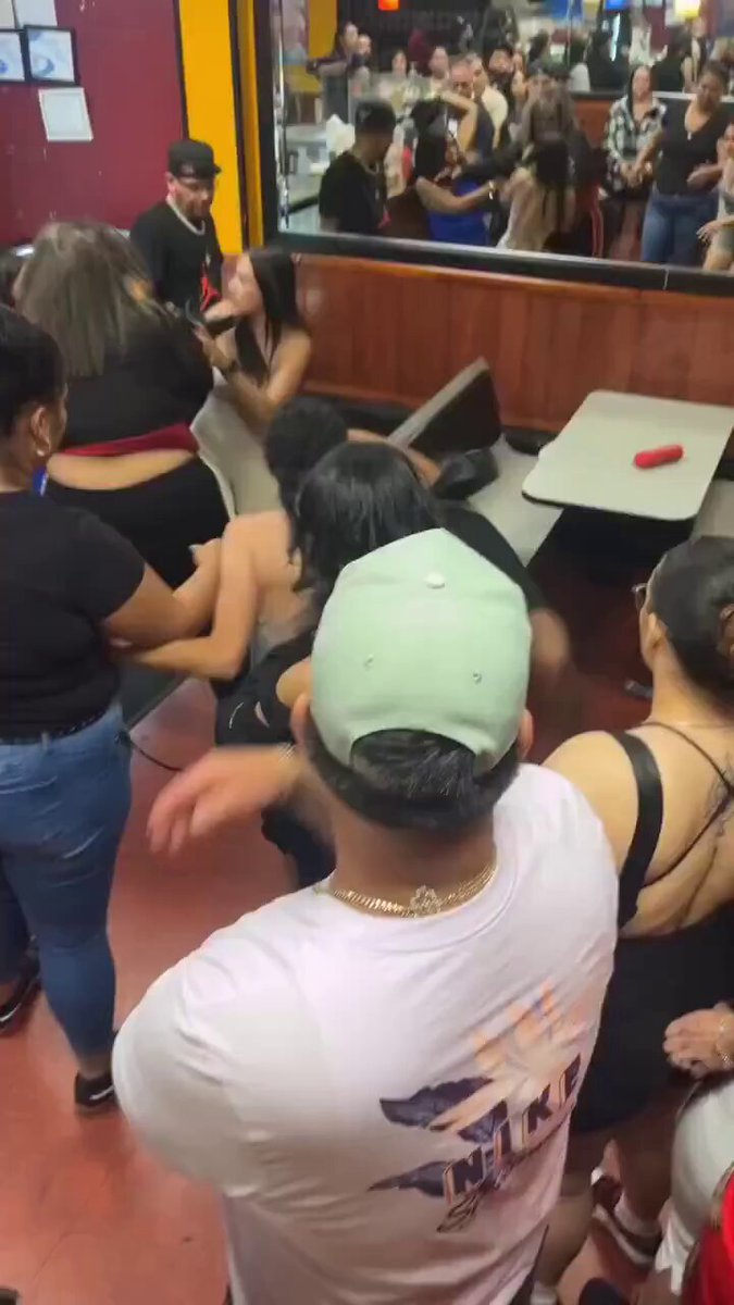 Girls pulling out each others hair at the restaurant 😭😂