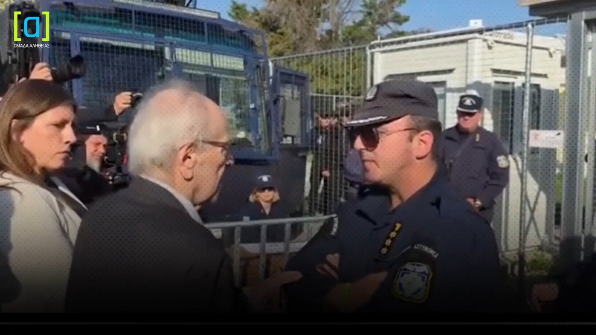 Σόου στο ρελαντί. Νίκος Κωνσταντόπουλος και Ζωή Κωνσταντοπούλου ενοχλήθηκαν από τη... μηχανή αστυνομικού οχήματος.