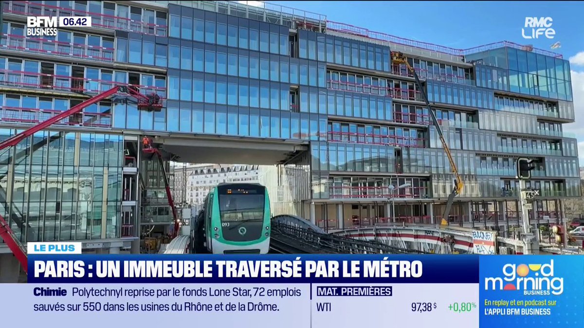 Un immeuble traversé par le métro à Paris Ⓜ️ Une première en France. Achevée en janvier, cette innovation vise à intégrer au mieux les transports publics dans une zone en pleine transformation. 🎙️Paul Waller