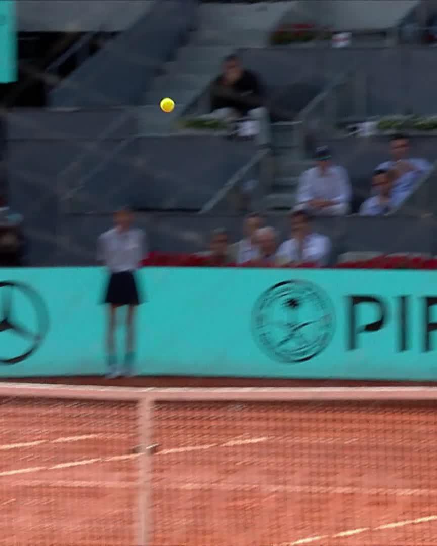 Jannik Sinner hits a clever little drop shot against Cam Norrie in Madrid The spin… the placement… one word: NASTY. 😮‍💨🦊
