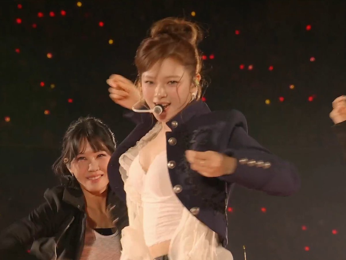 JEONGYEON FIX A DRINK WITH THE NEW OUTFIT