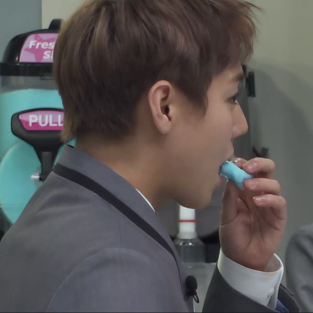 จีฮุนรับบทเป็นหนูน้อยกินสายไหม แล้วโดนแจฮวานถามว่าหนูชื่ออะไรจ่ะ โตขึ้นอยากเป็นอะไร พิฝ่าบอกเป็นนักแสดงที่มียอดคนดู 16ล้าน5555555555เอาเรื่องจริงมาพูดสุดๆ5555555555มันเขี้ยวจีฮุยมากโตยังไงให้เรามองว่าน้องยังเด็กอยู่แงงงง