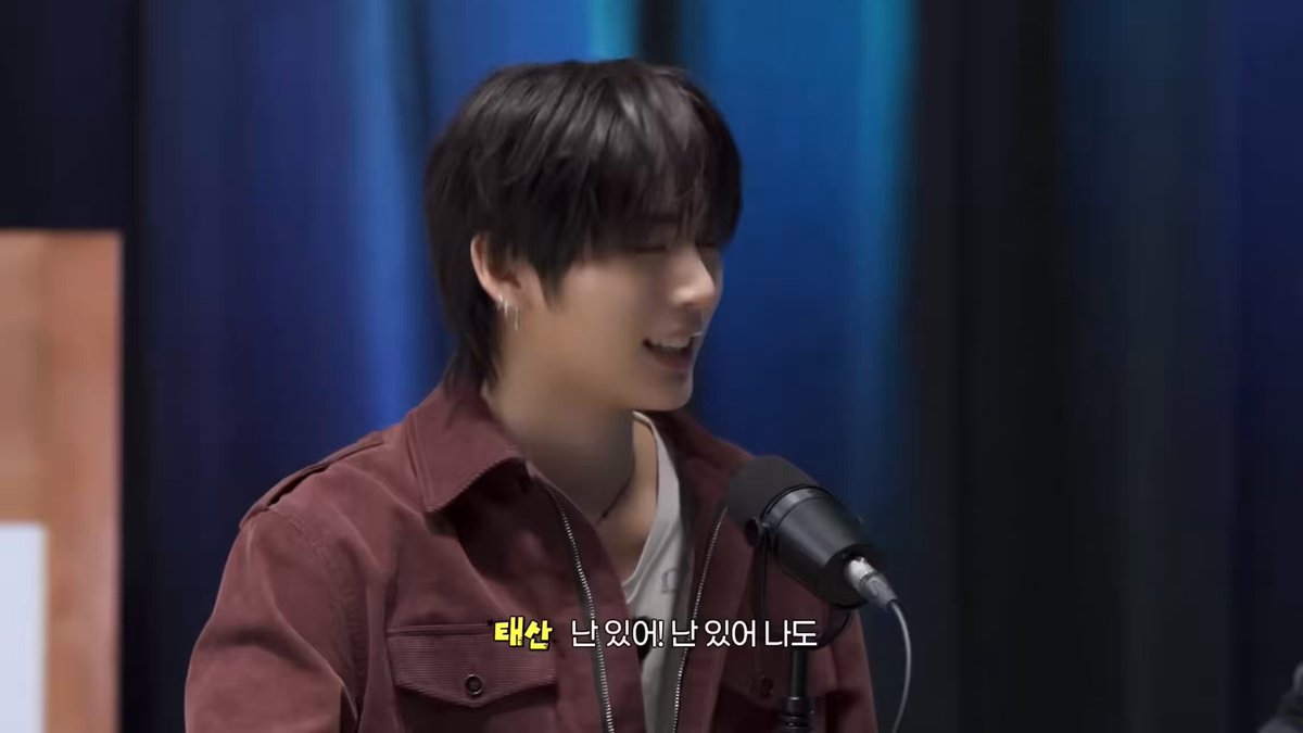 (context: 🐶 said that one of 🦁’s charms is his shining visuals) 🐈‍⬛: i have one! i have one too 🐈‍⬛: if i look at ihan ssi’s face, i think ill sneeze 🦁: ah.. 🐈‍⬛: (howls)