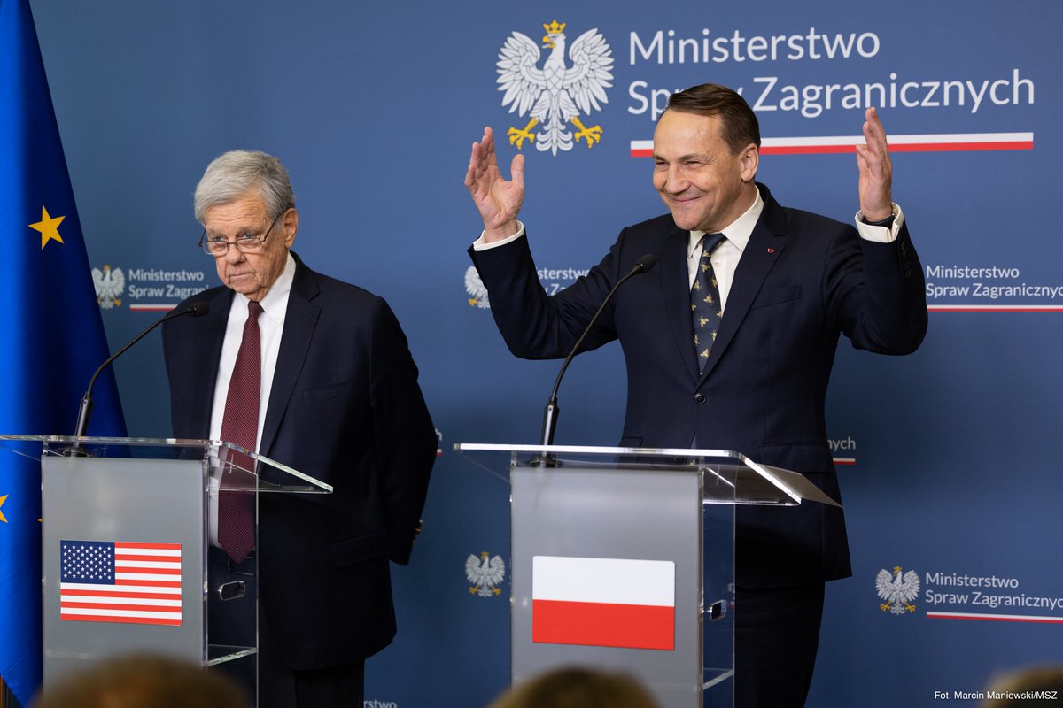 Konferencja prasowa wicepremiera, ministra spraw zagranicznych Radosław Sikorski 🇵🇱🇪🇺 ze specjalnym wysłannikiem 🇺🇸 ds. Białorusi john coale, po uwolnieniu Andrzeja Poczobuta ⬇️