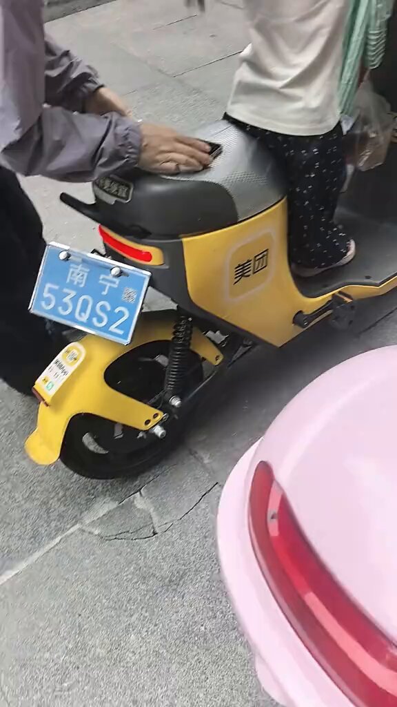 4月22日，广西省南宁市青秀区。网友发视频表示：中午去吃饭的时候看到一个妇女带着女儿骑共享单车去送外卖……外卖箱也没有，去取餐的时候女儿只能在车上等。网友与其交流时提到，这样成本较高，每骑一公里大约需要三块钱。