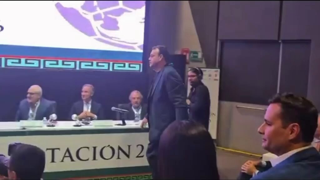 El homenaje era para Raúl Orvañanos y le dedica un abrazo de segundos. David Faitelson haciendo que todo se trate de él.