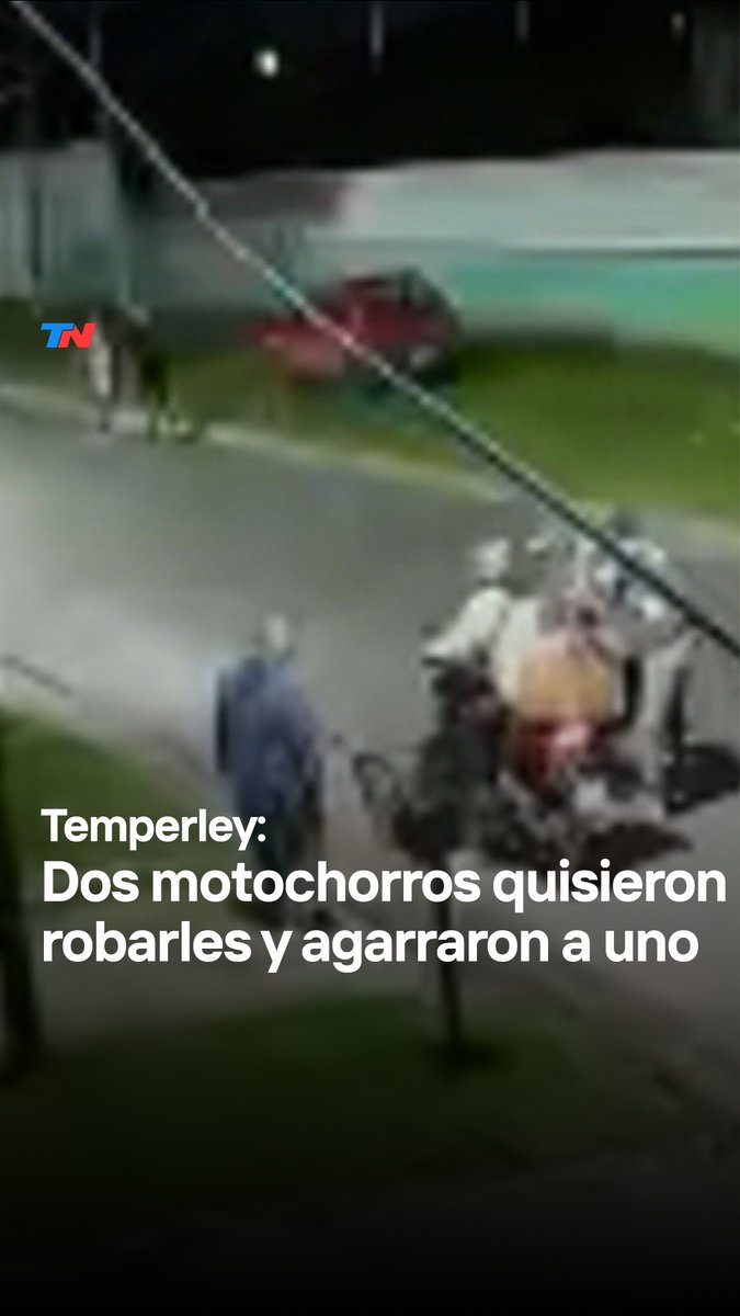 Dos motochorros quisieron robarles a dos vecinos, no pudieron y uno de ellos fue capturado y entregado a la policía. Fue en Temperley, a 20 metros del lugar donde mataron a Agustín, el chico que volvía de la facultad, entregó todo y le dispararon.