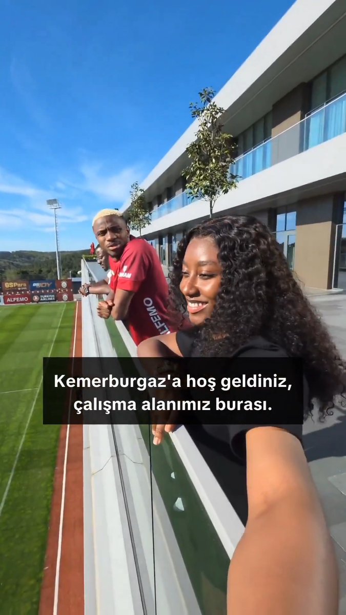 ☺️ Victor Osimhen, konuklarına Kemerburgaz'ı tanıtıyor.