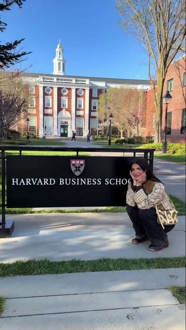 Une star d'Onlyfans invitée à Harvard pour une conférence 🎓 Ari Kytsya a été invitée à la Harvard Business School pour partager son expérience sur le sujet des business "tabous". L'occasion pour elle de détailler l'économie de son métier de TDS 2.0 🎙️ Enora Le Louarn