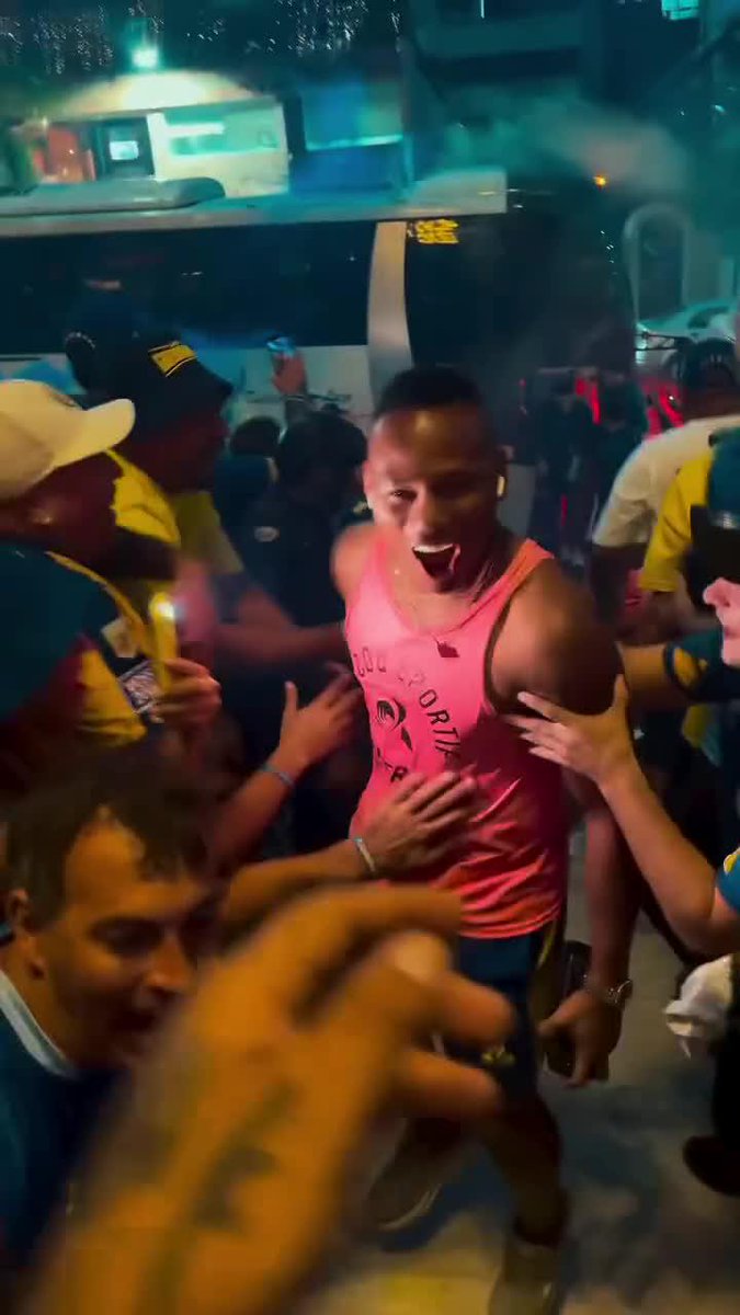 Jáminton Campaz se puso a CANTAR CON LOS HINCHAS de Rosario Central que viajaron a Venezuela para el partido vs Universidad Central. 😅🇨🇴