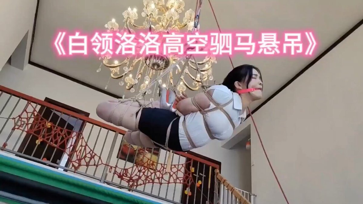 空中悬浮炮击最高速率猛撞空中飞女的骚逼，做白领逼水爆浆刺身