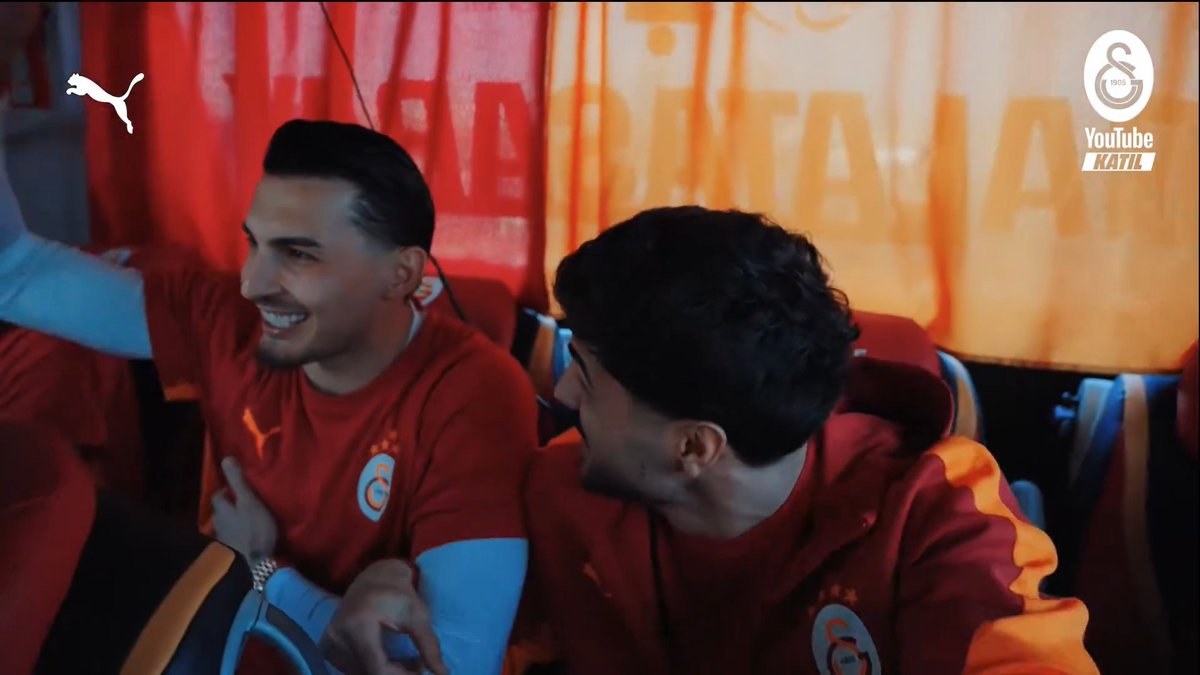 🥲 Uğurcan Çakır'ın "Severek Öleceğiz Galatasaray" bestesine katıldığı anlar. (GS Youtube Katıl)