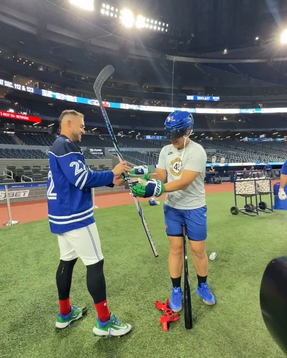 George taught Kaz how to play hockey 🥹🏒 和真にホッケーを教えるジョージ
