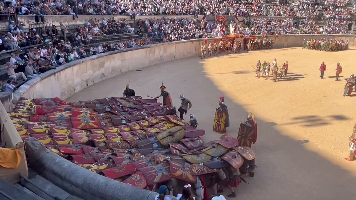 I was actually not expecting the shield ramp to be that stable. Id love to see 500 guys go over it tho. Reconstruction in Nîmes, France by the group "Lorica Romana".