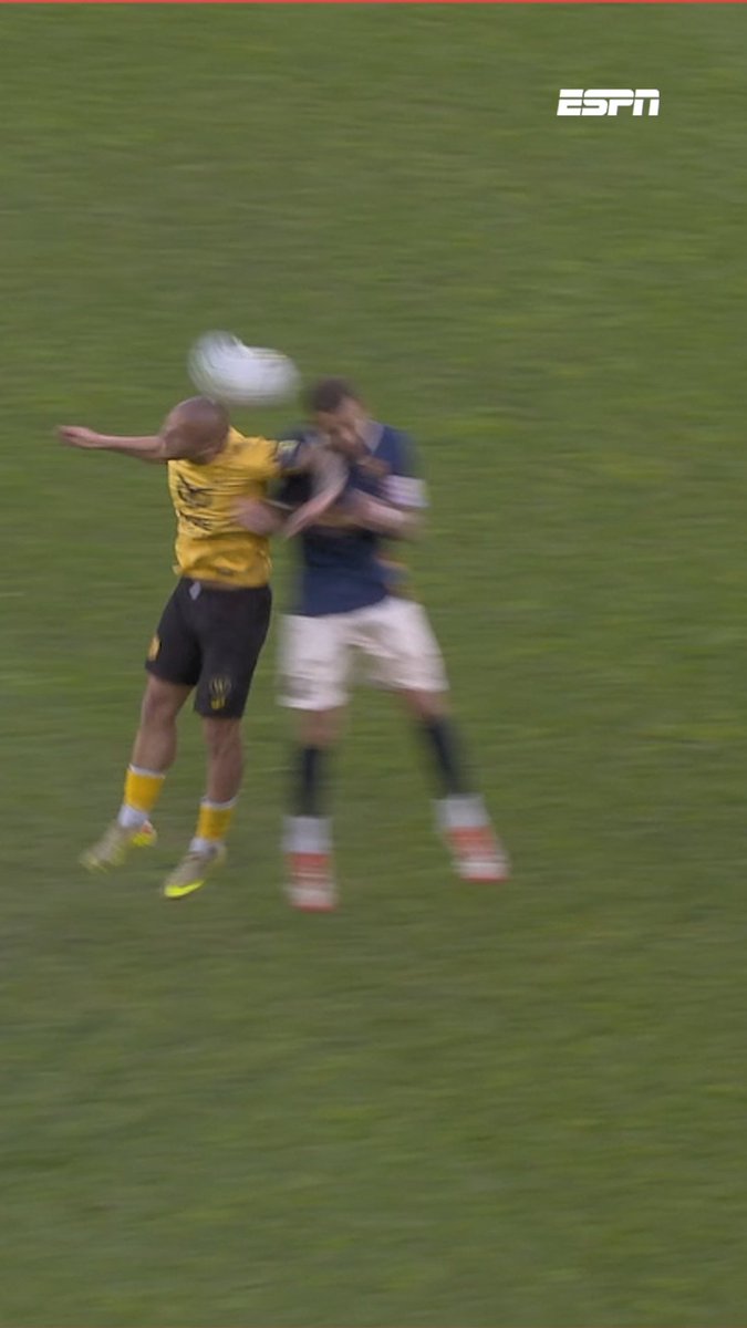 Liam van Gelderen begrijpt weinig van beslissing scheidsrechter ๐ค "Donkerrood. Het is gewoon een elleboog." #rjcrkc