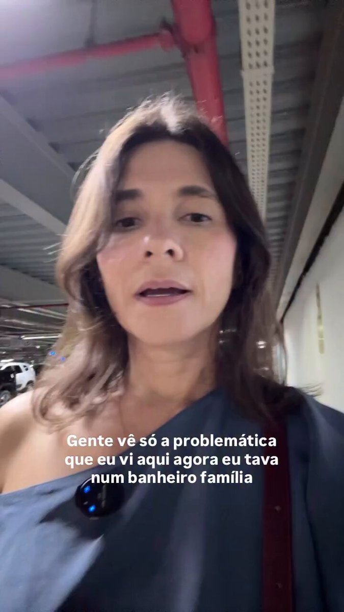 🔴ÚLTIMA HORA: Mulher grava vídeo dizendo que outra mulher tentou impedir um homem de fazer xixi no banheiro família, o homem estava acompanhado das filhas. "Se o banheiro é pra família, um homem pode entrar com suas filhas sim", diz internauta.