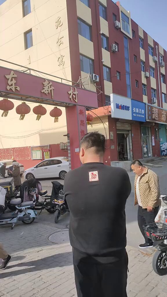 4月27日，河北省沧州市黄骅镇楼东新村，村民聚集在村委会前维权。村民反映：他们曾向相关方面缴纳3万至20多万元不等，用于在村里建设商品房供村民居住，但项目已拖延六年，房屋至今未建成，所缴款项也未退还。