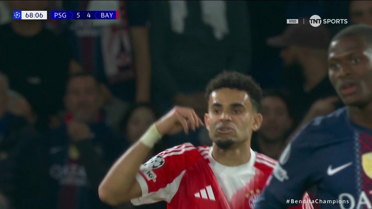 Es una locura el golazo de Luis Díaz, cómo la baja en el área, humilla al defensa de PSG y anota un gol fuera de este mundo. Es el mejor partido de la historia.