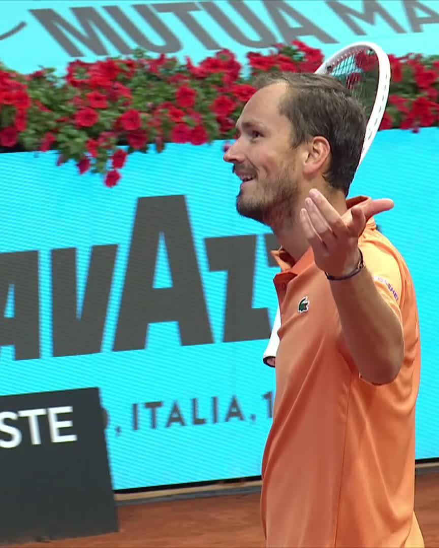 No wonder he asks for more 🥶 Medvedev and Cobolli are putting on a show! #MMOpen
