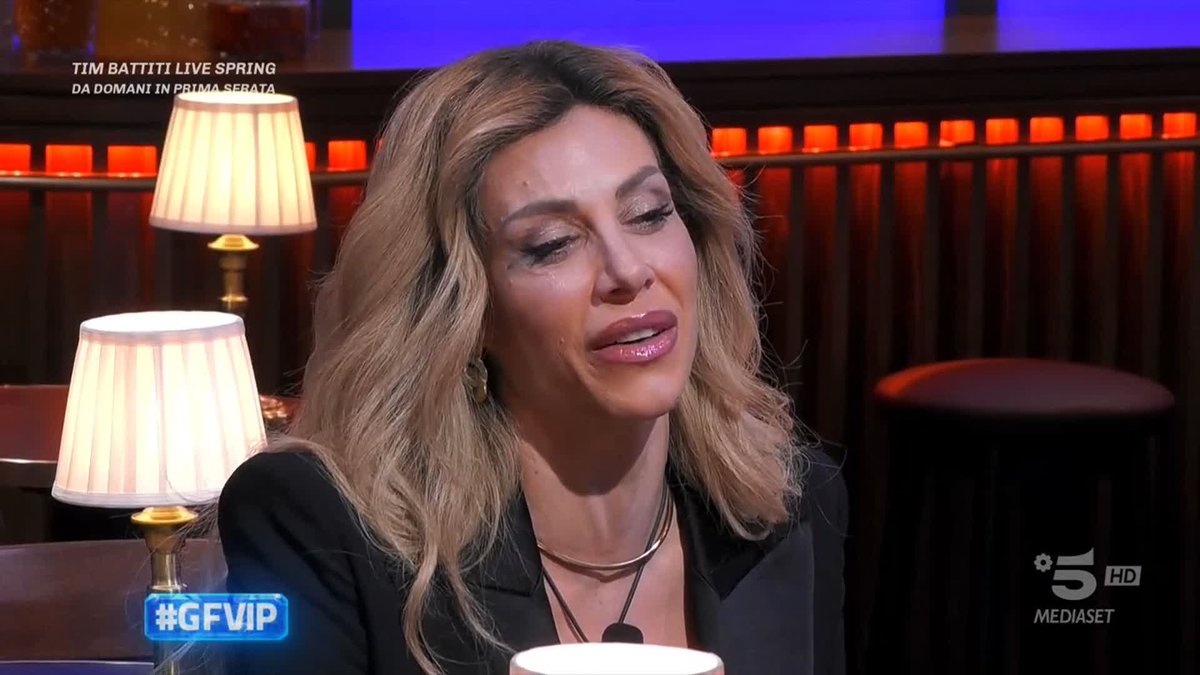 L'abbraccio tra Paola e il suo piccolo Michele 🥹🫶🏻 #GFVIP
