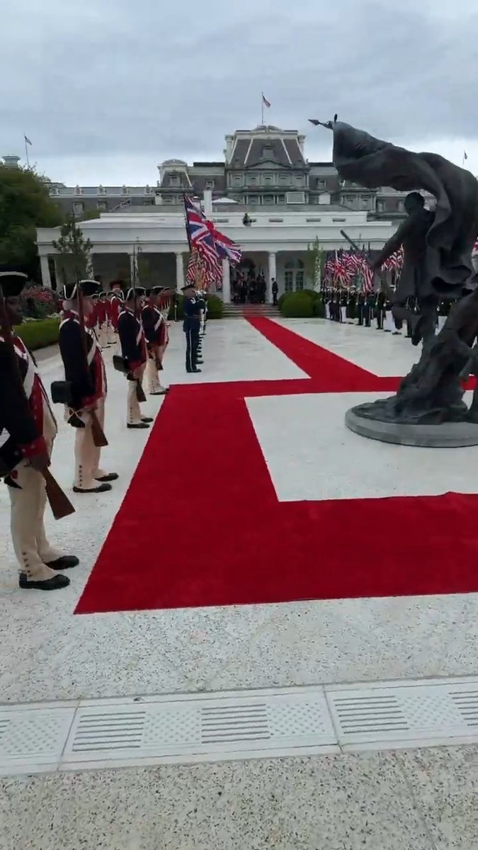 1. Having American Soldiers (guessing 3rd Infantry Regiment...) dress up in Revolutionary War era uniforms and kit is an excellent way to remind King Charles that he no longer matters whilst subtly mogging him on the world stage 🇺🇸🤌🏽 2. If a group of British citizens gathered in the UK with this many Union Jack flags in 2026 it would be labeled a hate crime. Mog monarchs accordingly... #UK #CityLife #washingtonDC #WhiteHouse #KingCharles #UnionJack #mogging #London #Lexington #concord #charleston #Cornwallis #Clinton #Howe #Burgoyne #Gage