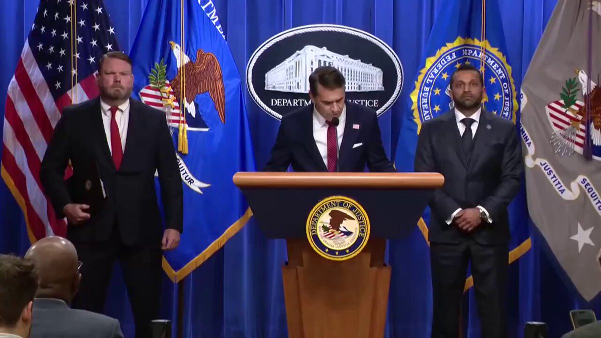 🚨前FBI局长詹姆斯·科米被起诉两项威胁总统生命安全罪 这仅仅是开始，最后科米能牵扯出谁？ 现任政府在过去11个月里仔细针对科米威胁总统事件进行调查搜证，于4月28日提起诉讼。 检方认为，他在2025年5月15日的Instagram发布海滩贝壳拼出的“8647”，可被理解为对川普总统的生命威胁——于是直接被拆成两项指控： 1️⃣威胁总统生命（18 U.S.C. § 871(a)） 2️⃣通过州际通信传递杀害总统威胁（18 U.S.C. § 875(c)） 司法部表示，威胁任何人都可能是犯罪，威胁总统更是“绝不容忍”。过去一年，类似案件威胁高级官员已经起诉了几十起。 有趣的是，指控科米威胁川普总统生命的司法辖区此前也曾起诉过一名威胁乔·拜登生命的人。