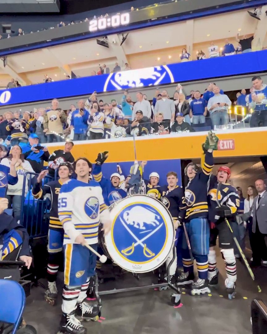 The Blade Gang knows how to get the crowd energized! 🙌 #StanleyCup 🇺🇸: NHLonTNT 🇨🇦: Sportsnet &amp; TVA Sports