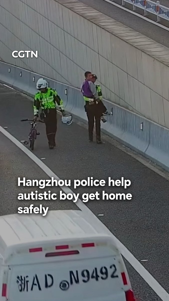 Traffic police officers in Hangzhou, east China's Zhejiang Province, helped an autistic boy reach safety after he rode his bicycle into a tunnel. The officers guided him off the road, comforted and reunited him with his family. #PeopleFirst