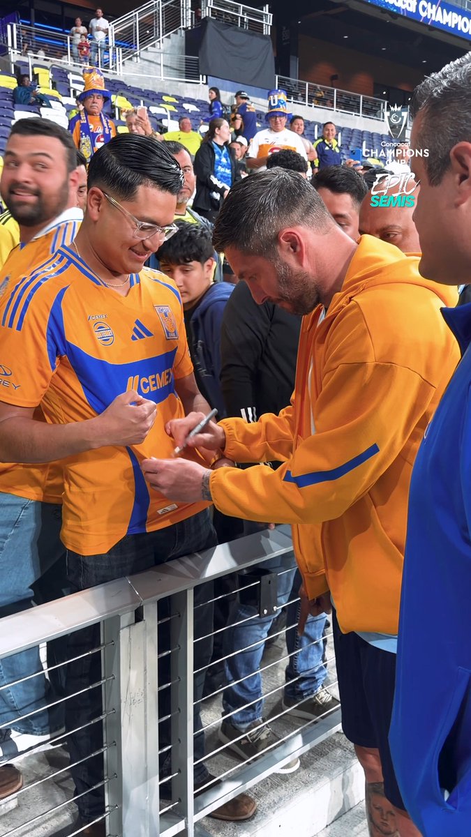 ¡Gignac ídolo dentro y fuera de la cancha! 💛💙