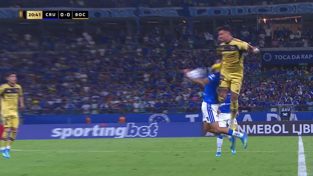 Bareiro le metio una trompada en la cabeza a uno de Cruzeiro y no le sacaron ni amarilla Juegan con un reglamento aparte