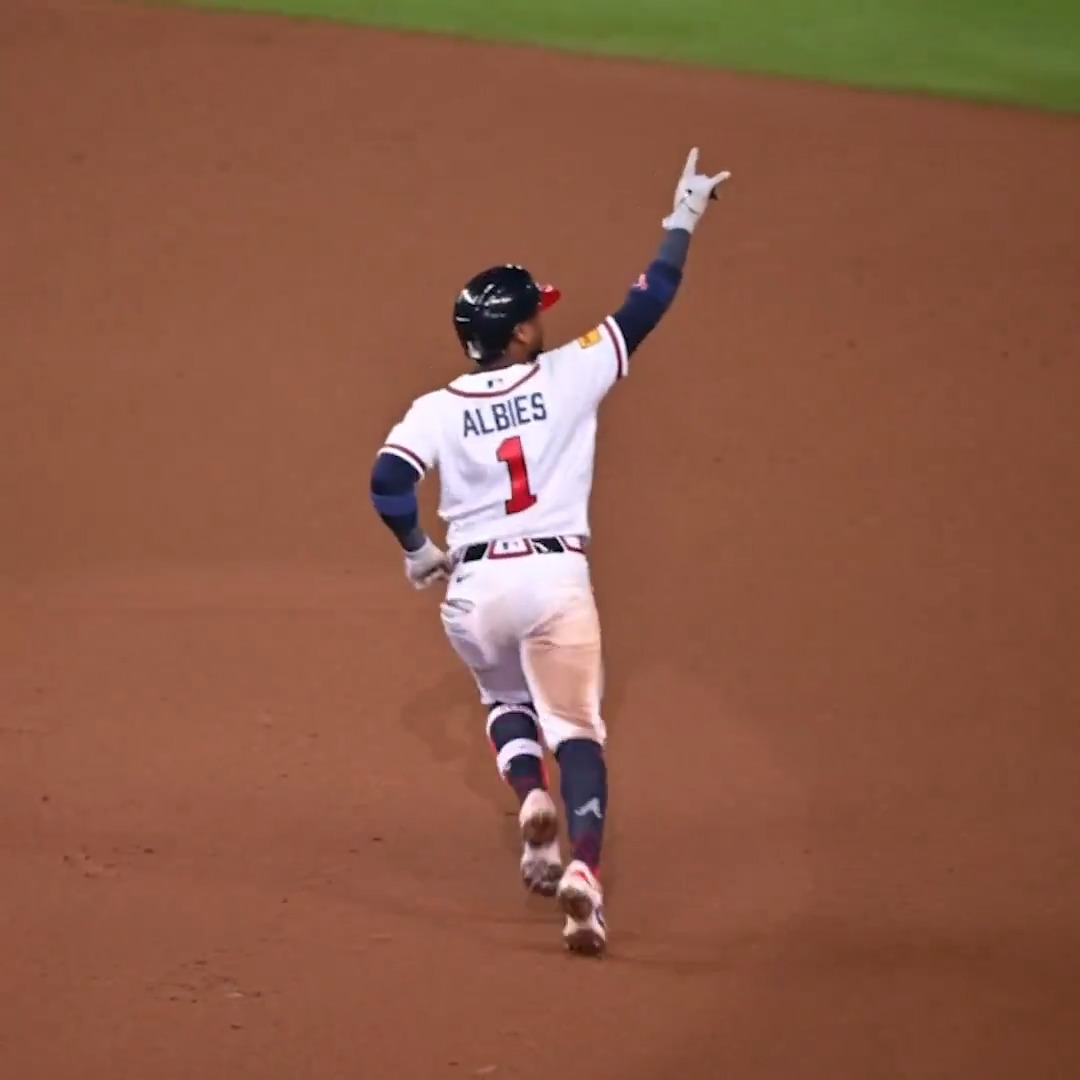 Ozzie Albies takes a quick swim around the bases 🐟
