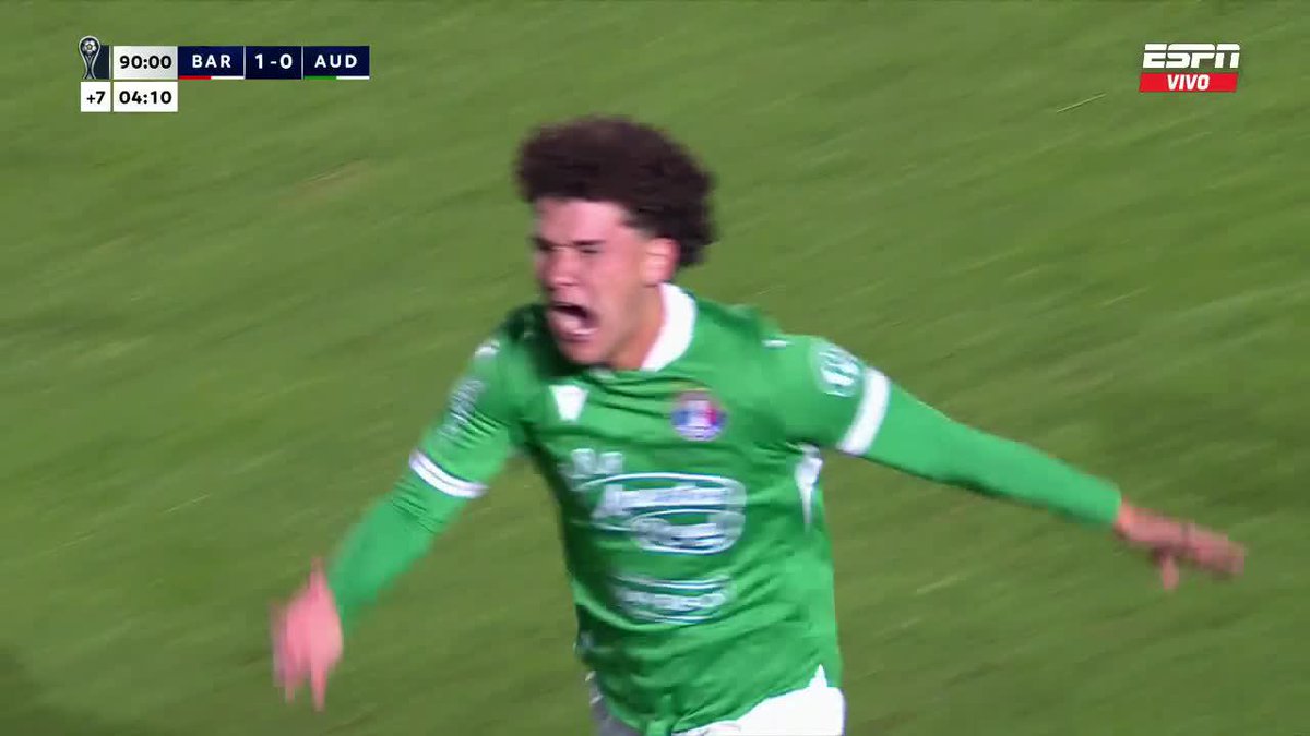El GOLAZO de Favian Loyola para el 1-1 de Audax Italiano sobre Barracas a los ¡95 minutos! Los "Itálicos" son segundos del Grupo G en Sudamericana.