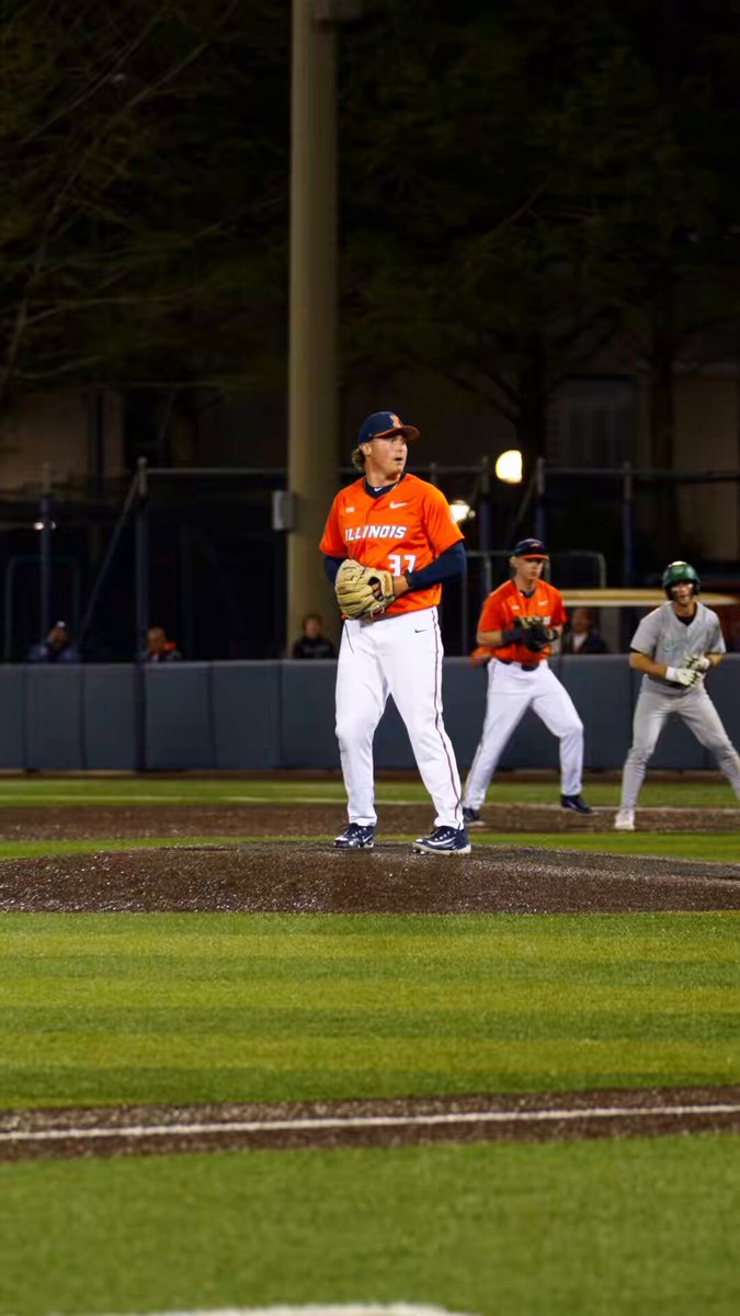 The final out from Illinois Baseball’s 11-7 win over Roosevelt ‼️ Sam Mommer pitched an effective three innings to help secure the W 🔥