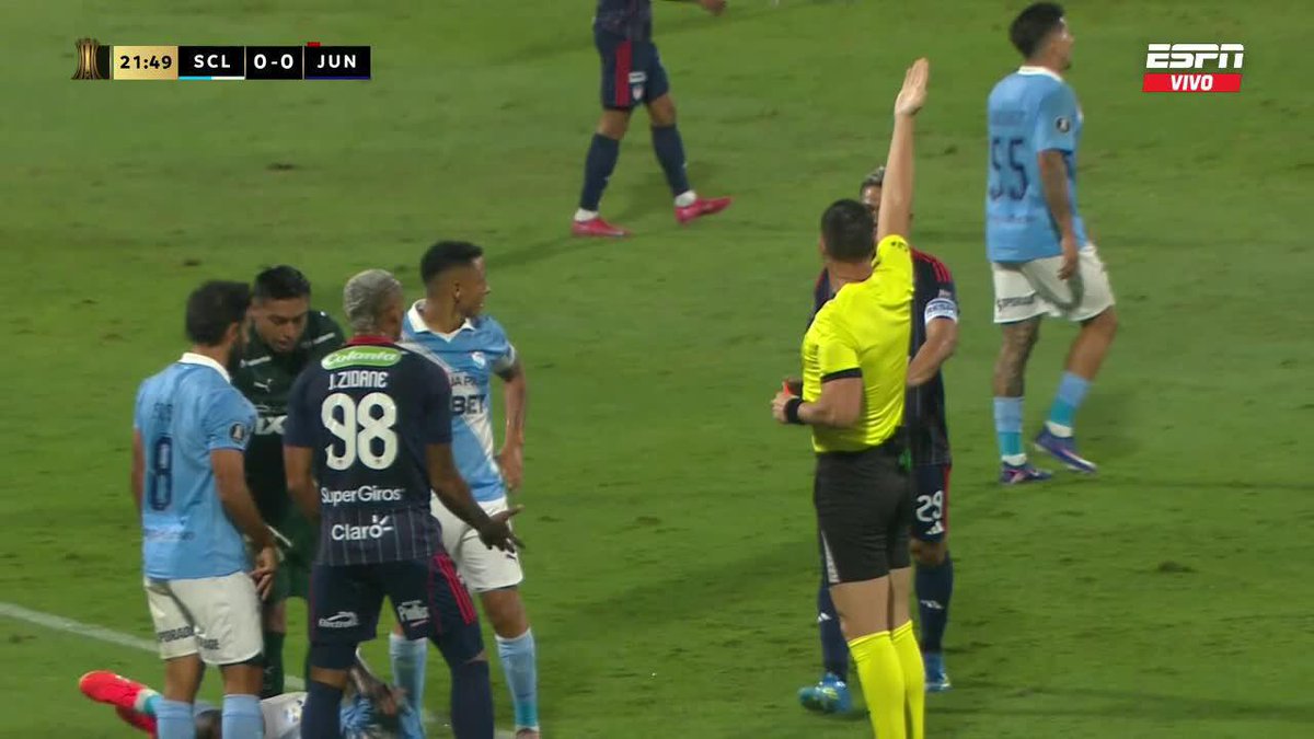 🟥 No se puede creer lo de Jermein Peña una vez más. Fue a buscar una pelota aérea y sacó el codo para terminar impactando a su rival con fuerza desmedida. Le pasa en el FPC y le pasa ahora en Libertadores. Se queda Junior con uno menos en Perú.