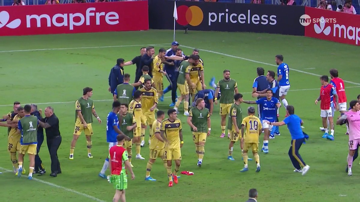 Anoten, este muchacho se hace el lesionado para no jugar en la cancha de boca porque es cagon, allá en Brasil lo tienen como bocón y cagon