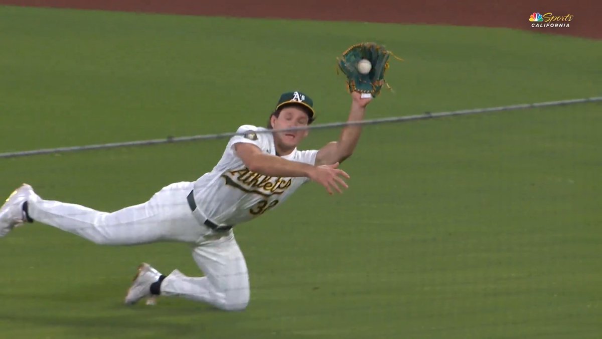 Colby Thomas had his teammates in amazement after this diving snag 😯