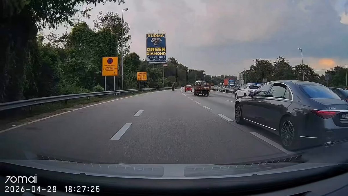 Smart lane active, tapi rider pula nak tunjuk hero konon menghalang kereta dari menggunakan lorong kecemasan 😂😌 buat malu je.