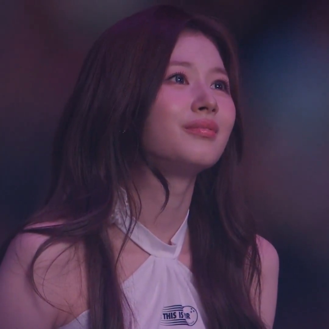 팬이벤트 영상 보면서 추억에 잠긴 사나.. 눈물이 그렁그렁😢 ((근데 이 각도 유독 시바견스럽게 나와서 넘 귀여움))