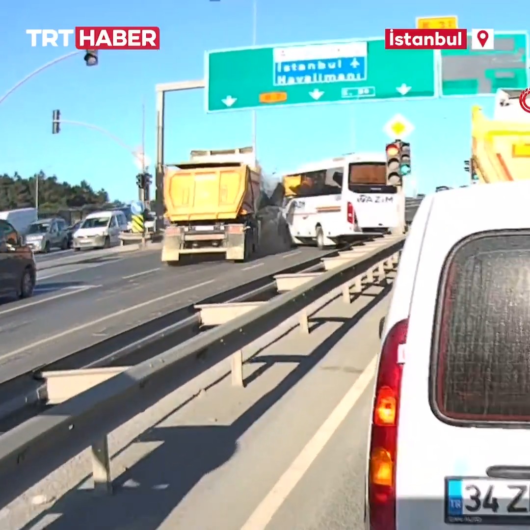 İstanbul Arnavutköy'de kırmızı ışıkta geçen hafriyat kamyonu, yol ayrımından dönen servis midibüsüne çarptı.