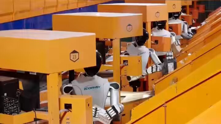北京に本社を置く RobotEra は、中国郵政、順豊速運（SF Express）グループ、とその他の大手物流事業者が運営する10カ所以上の物流センターに、L7人型ロボットを導入し始めた。 一部の物流センターでは、これらのAIロボットが24時間365日、稼働しており、人間の作業効率の85％以上に達しているという。 同社は今年第2四半期から、千台規模でのロボット量産出荷を開始する計画とのこと。