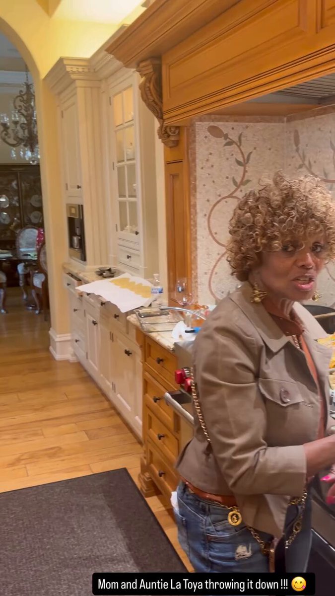 Michael Jackson’s sisters, La Toya Jackson and Rebbie Jackson, were spotted spending time together today. Both are also the elder sisters of Janet Jackson. (🎥: austinbrown/IG)
