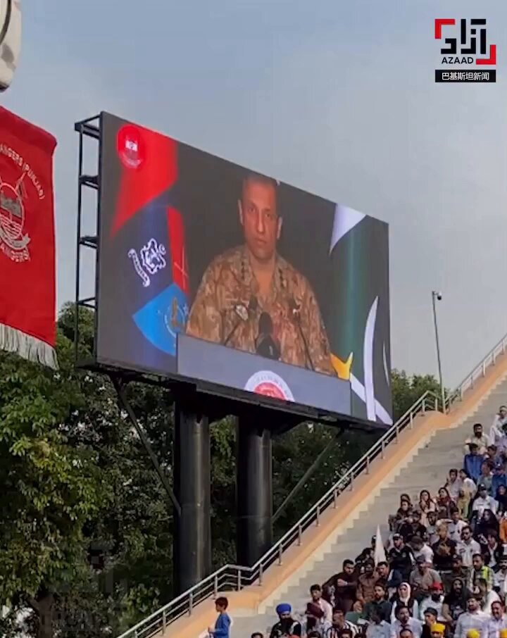 PAKISTAN TROLLED INDIA AGAIN 🇵🇰🇮🇳 Pakistan’s border authorities at Wagah Border played a video of last year’s Marka e Haq DG ISPR press conference on a screen facing India. Indians were already upset after seeing press conferences last year; Pakistan has mocked them again.