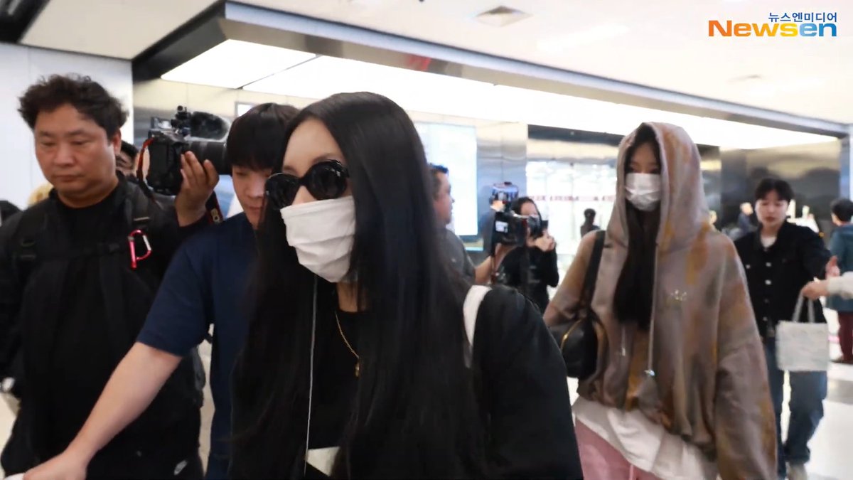 Dahyun, Chaeyoung, and Tzuyu have arrived back in Korea from Japan. Jeongyeon arrived earlier. It seems like Nayeon, Jihyo, and MISAMO stayed in Japan. MISAMO has a release event for PLAY this weekend.