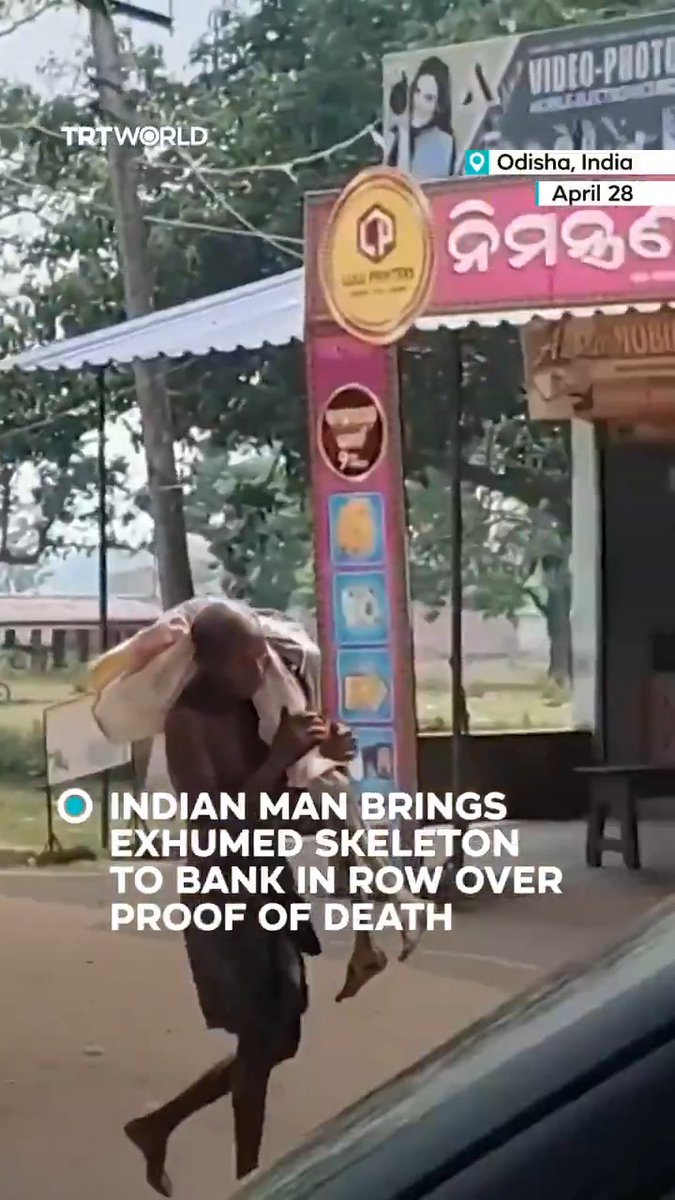 A man in India’s Odisha state exhumed his sister’s skeletal remains and carried them three kilometres to a bank after struggling to secure a death certificate. Police arrived at the scene after being alerted and subsequently reburied the remains