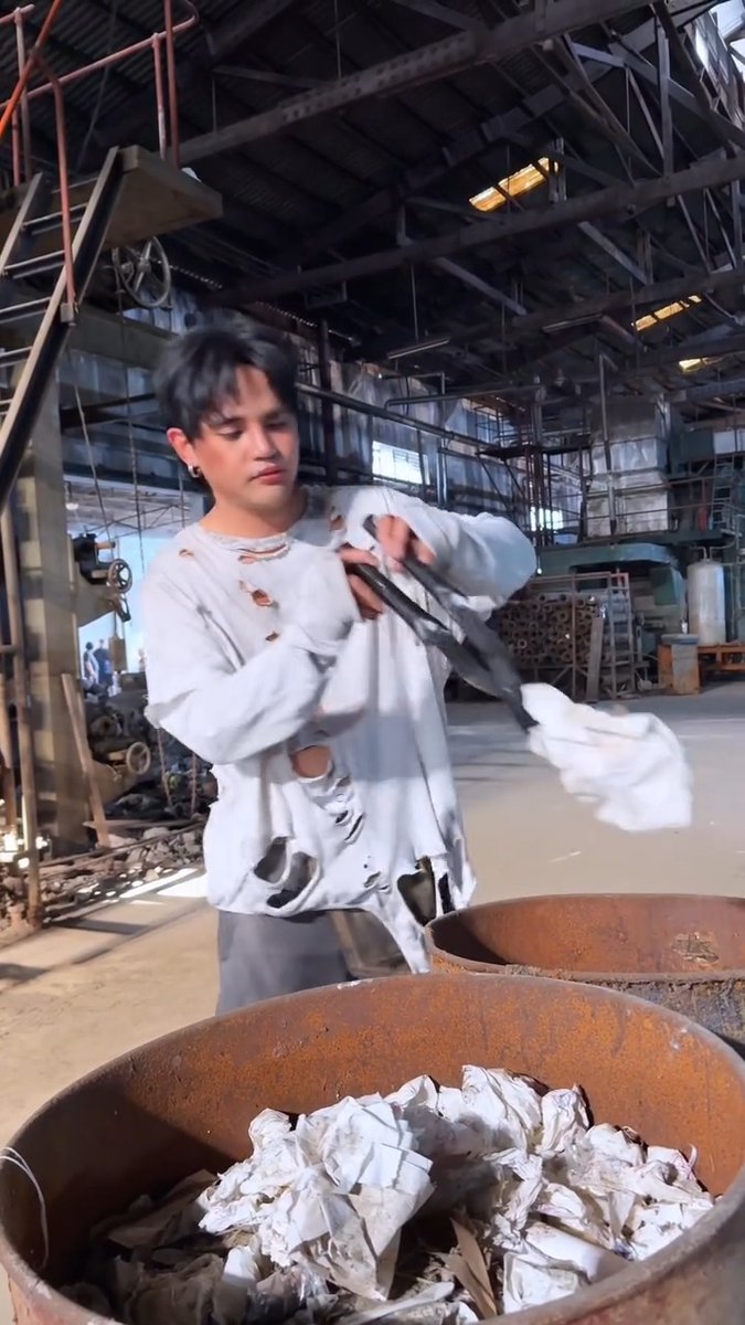 Minsan P-pop idol, minsan single mom who works two jobs... Bilib kami sa sipag mo, Pablo! 🙌🏻🤣 🎥: officialsb19 / Instagram #SB19 #Pablo #SB19_PABLO