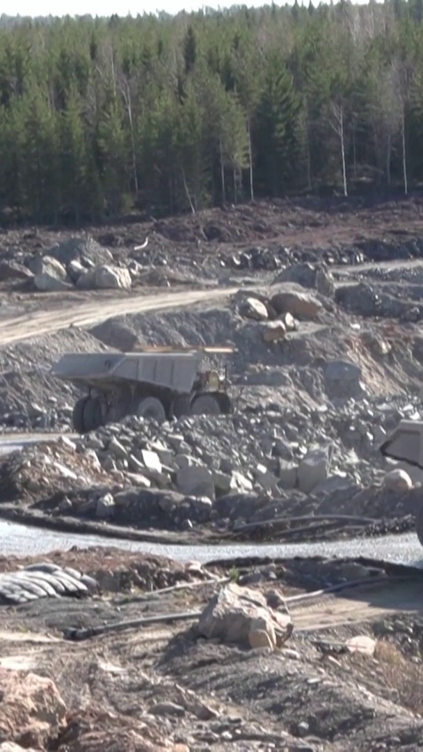 L'Europe ouvre sa première mine de lithium (et c'est critique) 🪨⛏️ En Finlande, la première mine de lithium d'Europe entre en activité. Une exploitation destinée à la production de batteries, de quoi renforcer la souveraineté européenne. 🎙️ Paul Waller