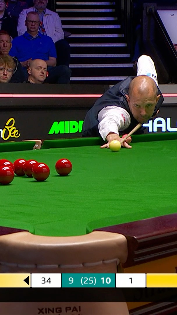 A major fluke for Barry Hawkins wins him the frame 🍀